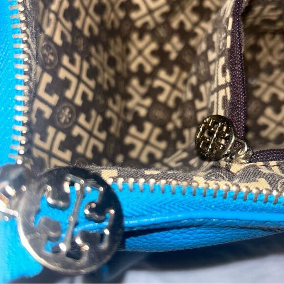 Tory Burch leather Teal crossbody. Great condition except zip pull on back. - Picture 8 of 8